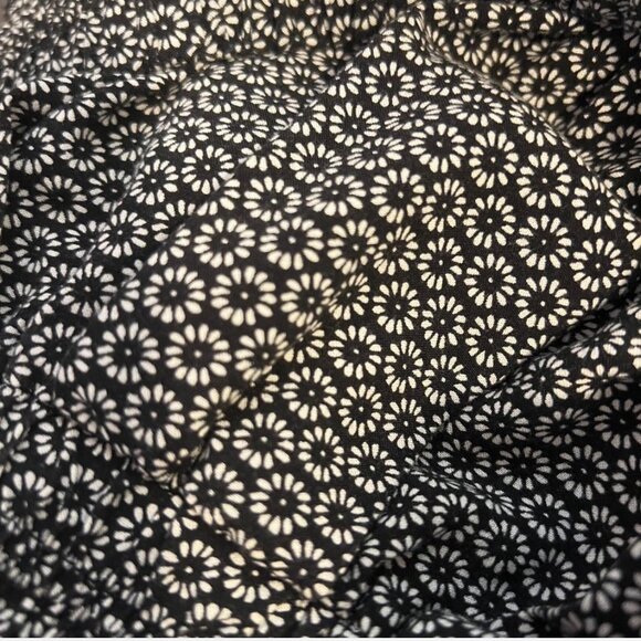 Brandy Melville Black White Floral Daisy A-Line Mini Skirt Rayon One Size - Picture 4 of 6